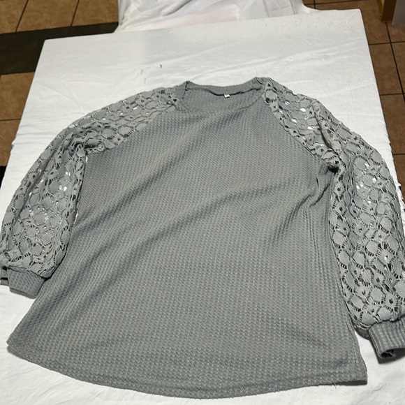 jcpenney Tops - Jcpenney Gray Size XLarge Long Sleeve Shirt with hole design on the sleeves